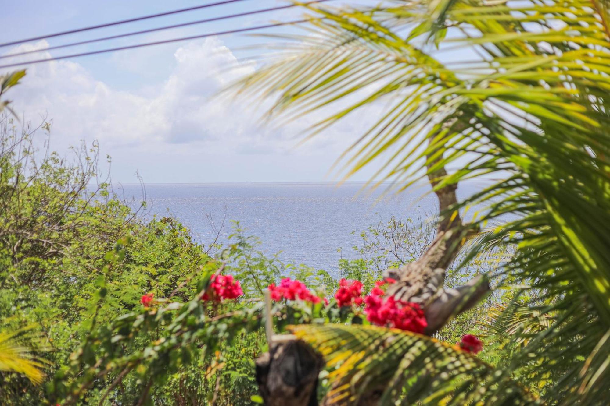 Manta Cottages With Sea View Batununggul Exterior foto